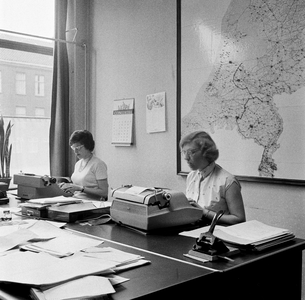 129951 Afbeelding van twee typistes van de Centrale Volksbank (Oudenoord 12) te Utrecht.